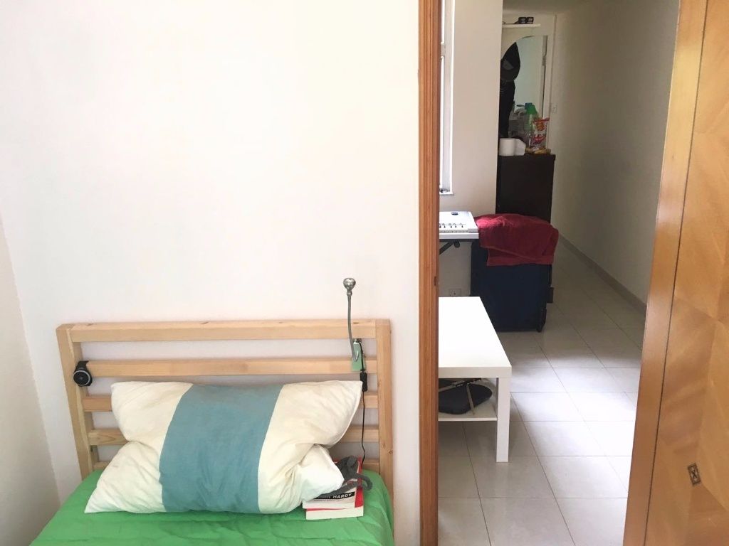 Sunny flat in Sheung Wan near MTR and a park  - Sheung Wan/Central - Bedroom - Homates Hong Kong