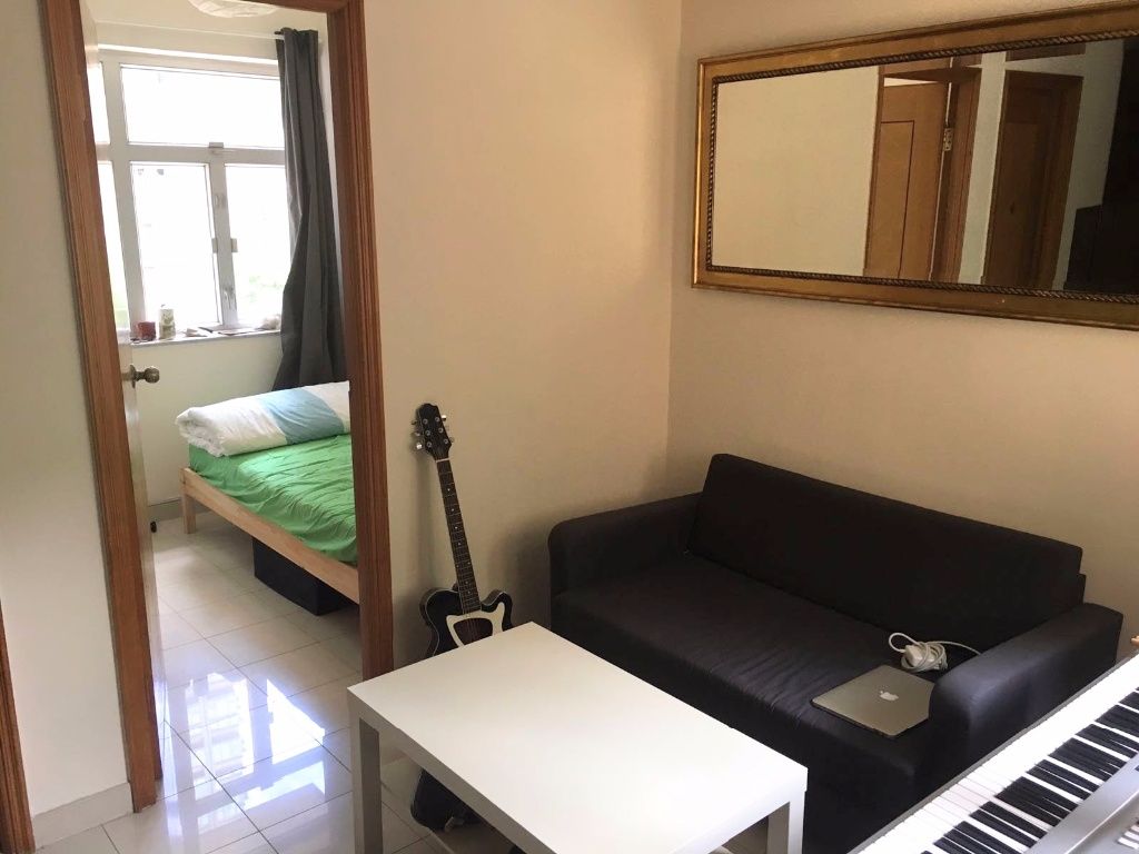 Sunny flat in Sheung Wan near MTR and a park  - Sheung Wan/Central - Bedroom - Homates Hong Kong