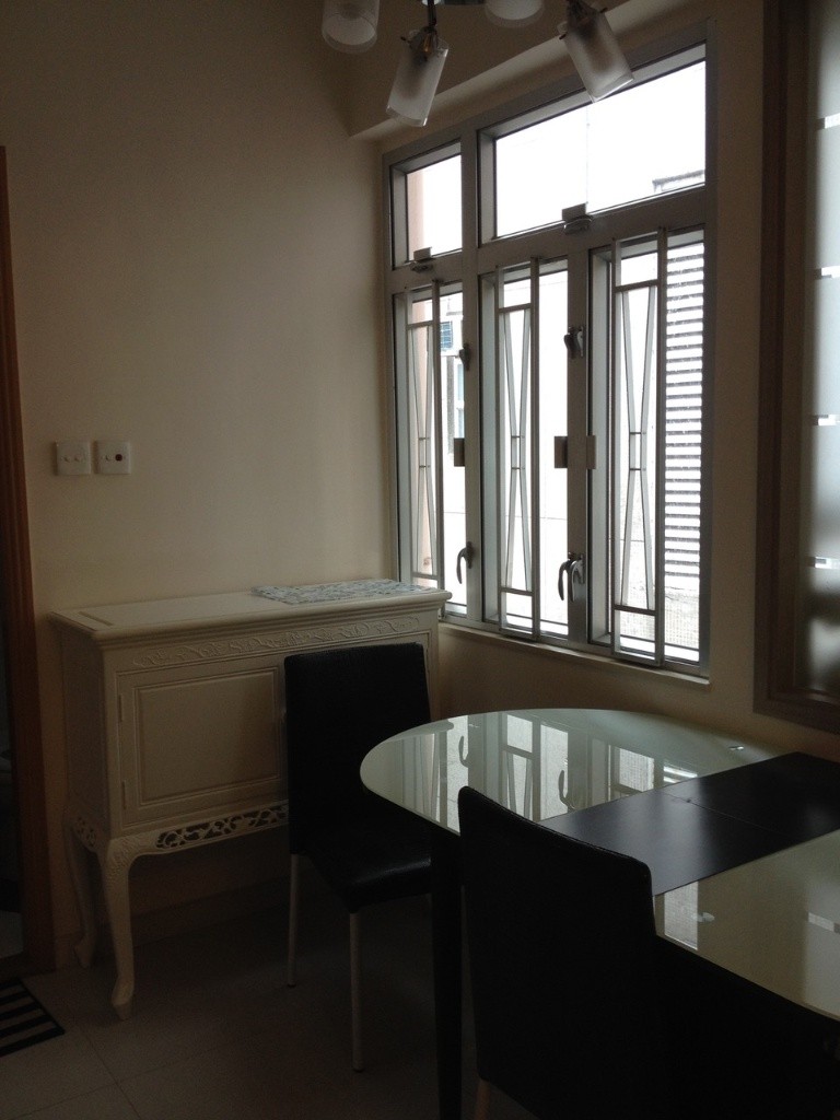 Spacious Master bedroom in a spacious 2BR flat available now, great neighborhood! - 湾仔 - 房间 (合租／分租) - Homates 香港