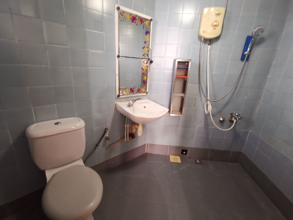 Available 22 June - Common Room/FOR 1 PERSON STAY ONLY/Wifi/No owner staying/No Agent Fee/Cooking allowed/ Chinese Garden MRT/Jurong East MRT/Jurong West MRT - Clementi - Bedroom - Homates Singapore