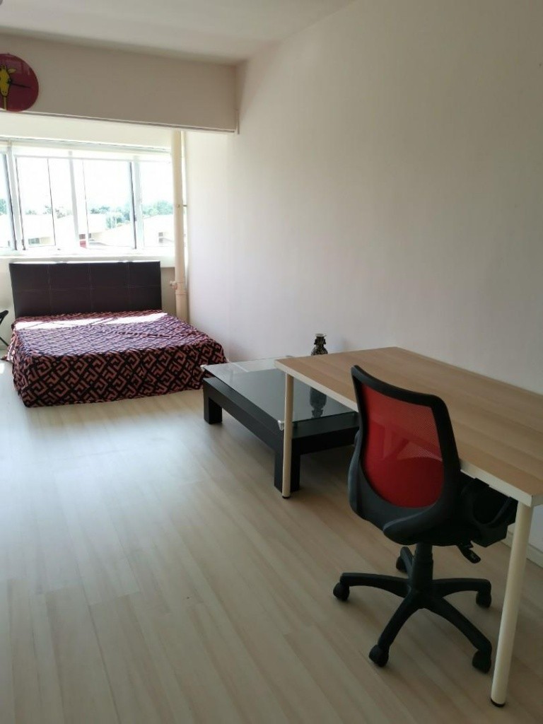 Near Jurong east Mrt, spacious room available immediate  Common Room/FOR 1 PERSON STAY ONLY/Wifi/No owner staying/No Agent Fee/No owner staying/Cooking allowed/Boon Lay/Chinese Garden MRT/Jurong East  - Homates 新加坡