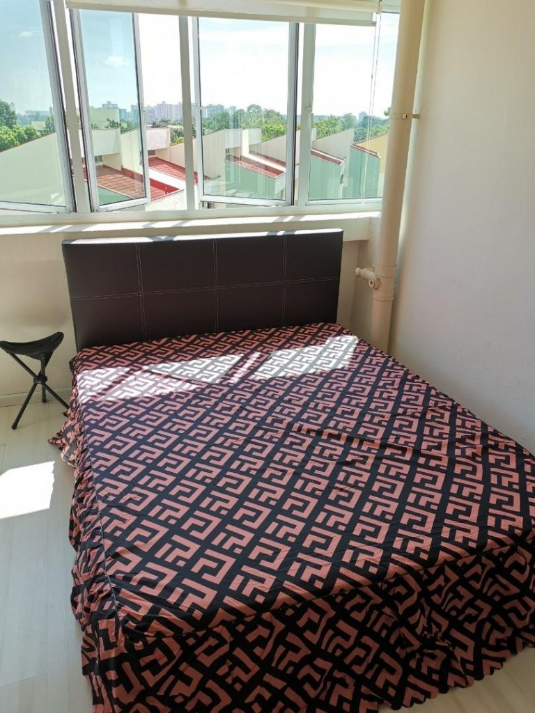 Near Jurong east Mrt, spacious room available immediate  Common Room/FOR 1 PERSON STAY ONLY/Wifi/No owner staying/No Agent Fee/No owner staying/Cooking allowed/Boon Lay/Chinese Garden MRT/Jurong East  - Homates 新加坡