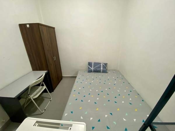 Available Immediate /Common Room/FOR 1 PERSON STAY ONLY/Wifi/No window/Light cooking allowd/No owner staying/No Agent Fee/Near Novena MRT/Toa Payoh MRT/Caldecott MRT - Toa Payoh - Bedroom - Homates Singapore